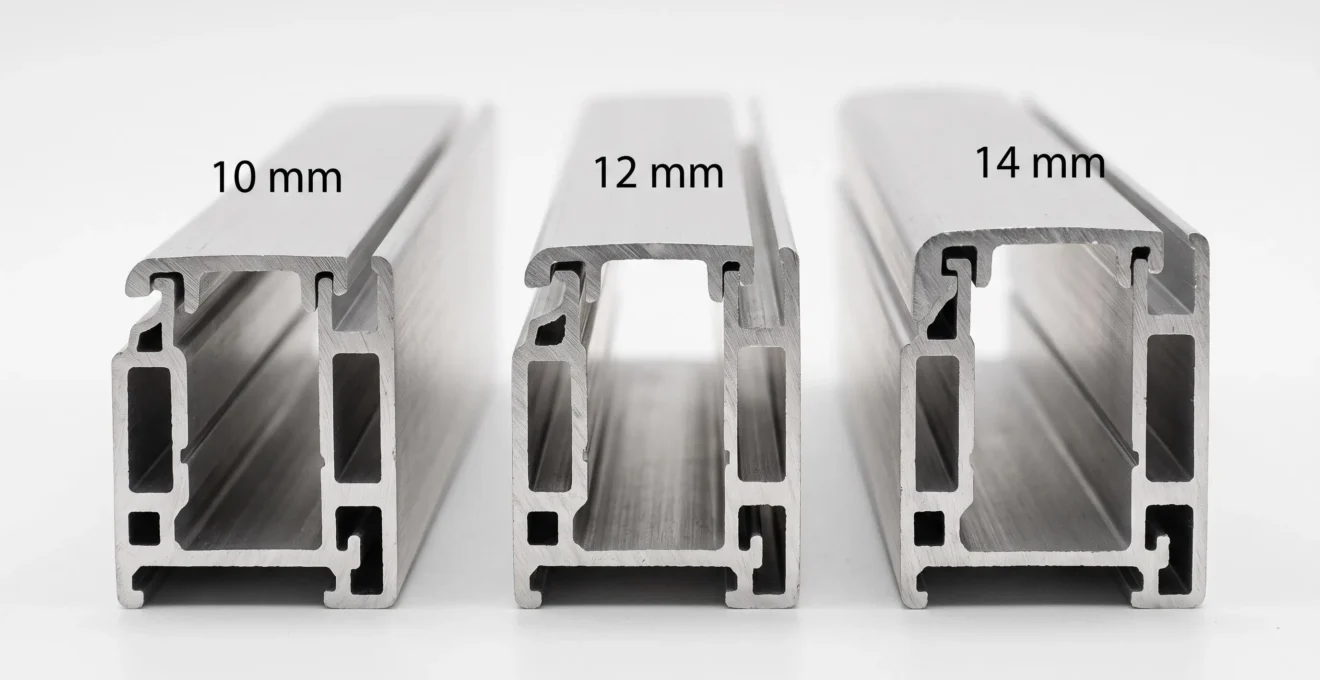 Gros plan sur la section transversale de trois lames de volet roulant en aluminium de différentes épaisseurs (10, 12 et 14 mm) alignées pour comparaison sur fond blanc